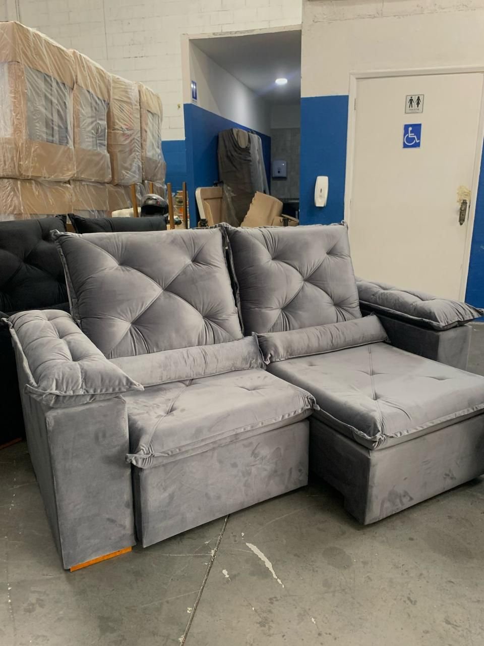 Sofá 200cm Cinza - Acento em espuma Encosto em fibra siliconada